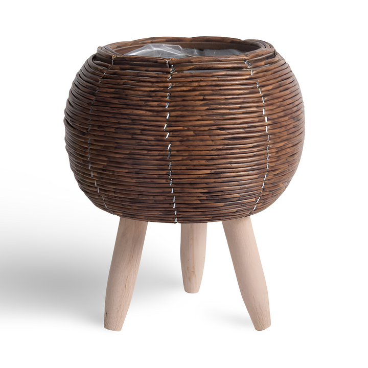 Superbe pot de fleurs en rotin synthétique, pieds en bois clair, pour une ambiance zen et sereine.