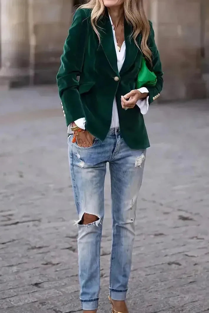 Blazer ajusté femme, mode et polyvalent, idéal pour look chic bureau ou en soirée.
