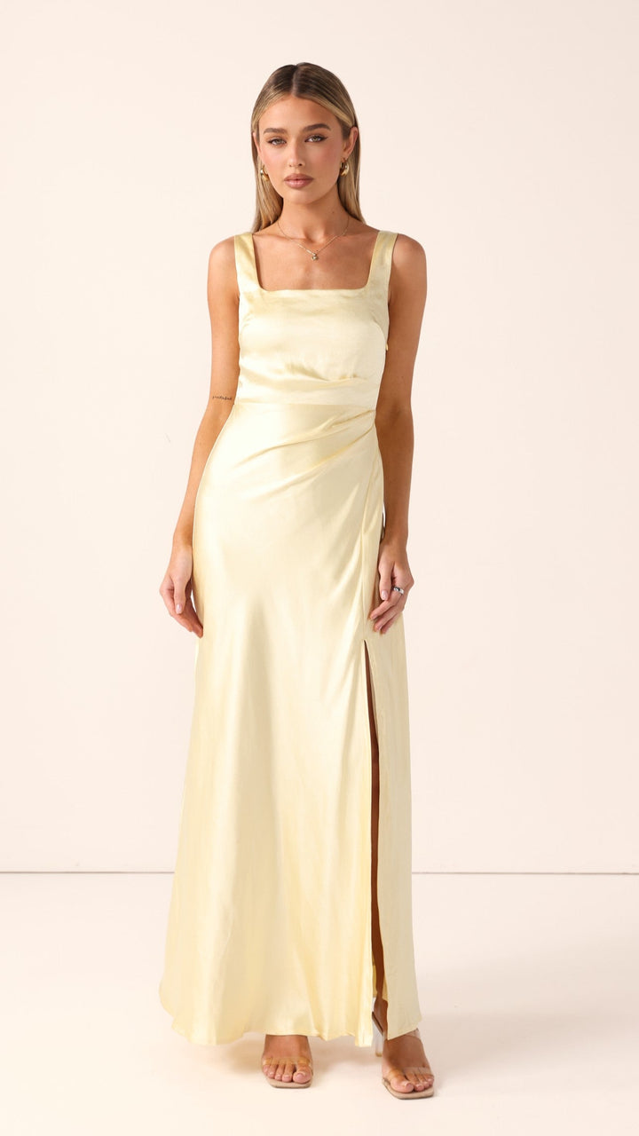 Élégante robe de soirée jaune, encolure carrée, robe longue femme, silhouette gracieuse.