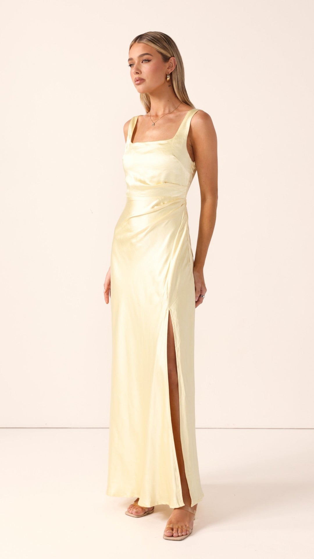 Robe longue jaune pour femme, élégante encolure carrée, pour une soirée mémorable.