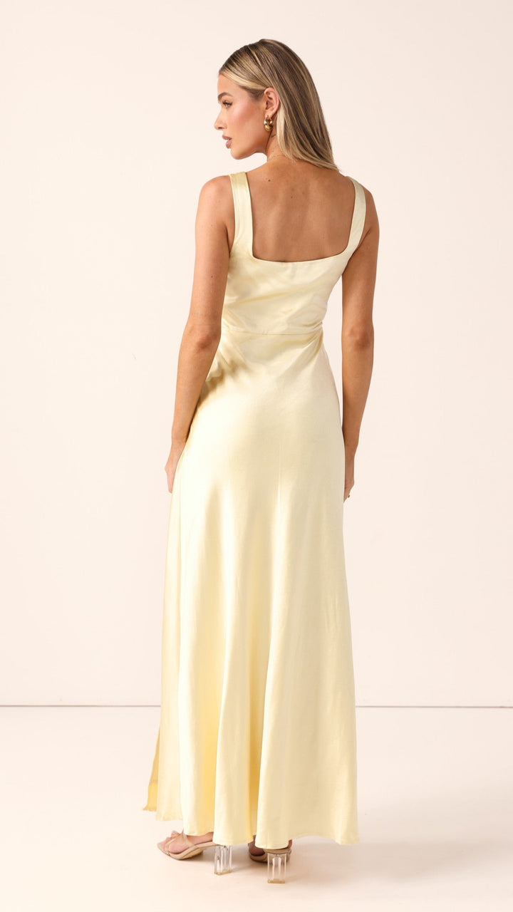 Robe de cocktail longue jaune, encolure carrée, élégante, parfaite pour des occasions spéciales.