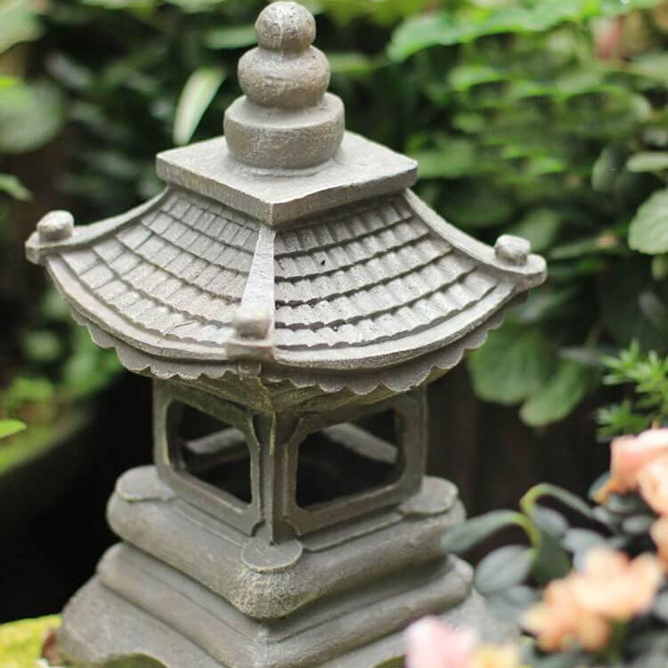 Lampe de jardin solaire LED style pagode zen, avec effet pierre. Éclairage extérieur durable.