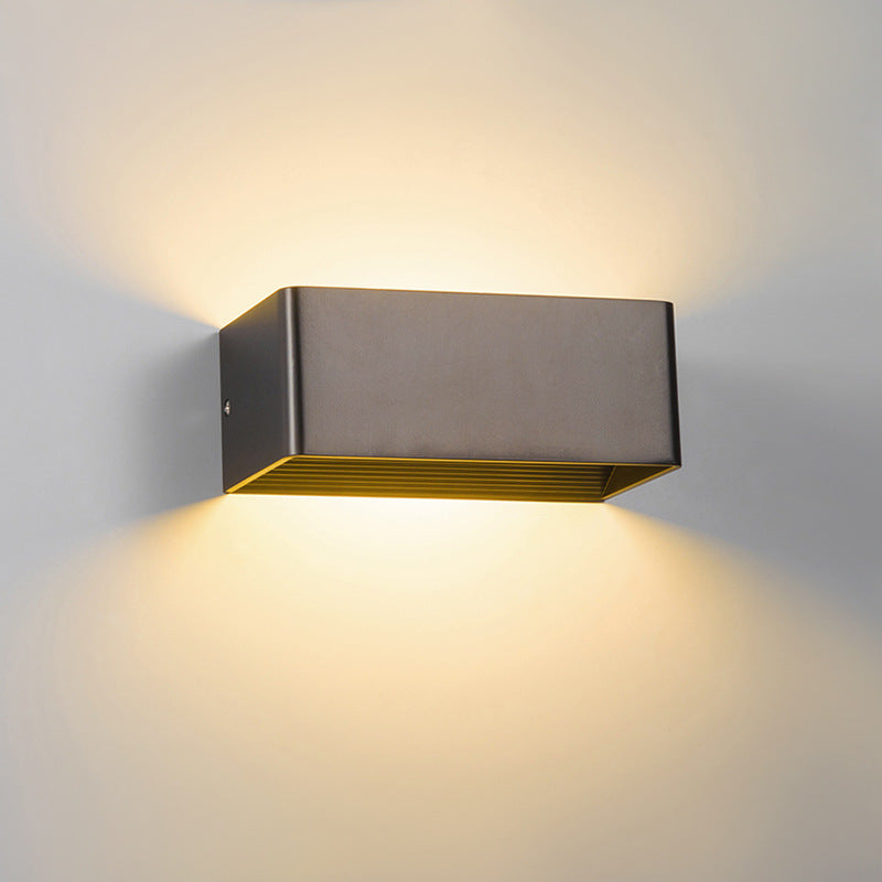 Élégante applique murale LED cube, un luminaire intérieur moderne au design minimaliste.