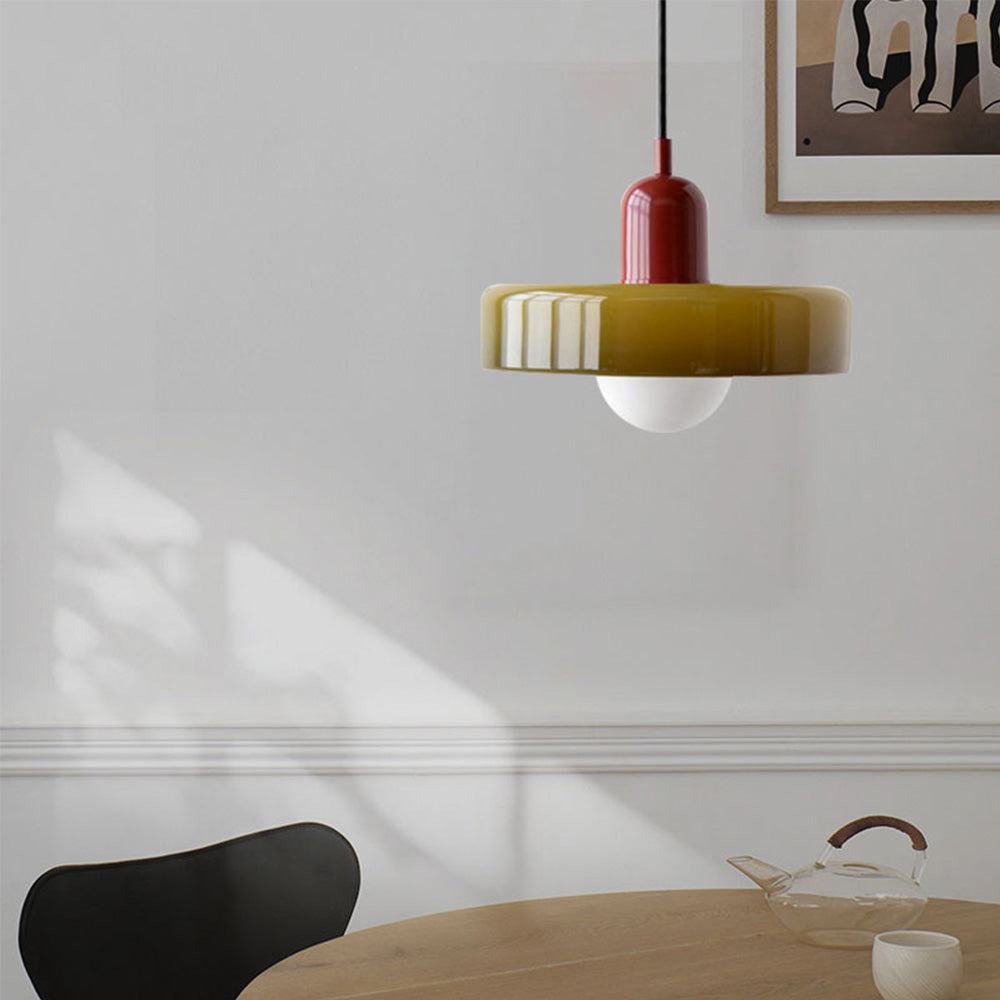 Éclairage intérieur contemporain, suspension Bauhaus en verre coloré, ambiance unique.