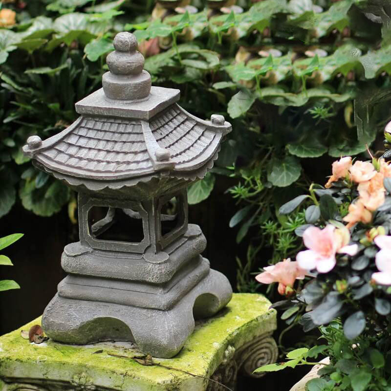 Lampe solaire LED pour jardin, forme pagode zen, finition pierre. Ambiance relaxante dehors.