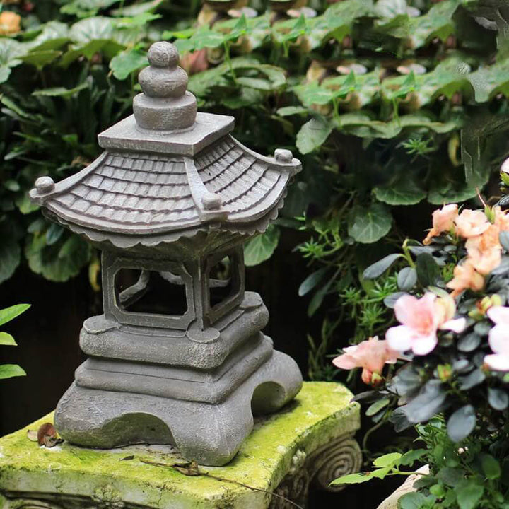 Lampe solaire LED pour jardin, forme pagode zen, finition pierre. Ambiance relaxante dehors.