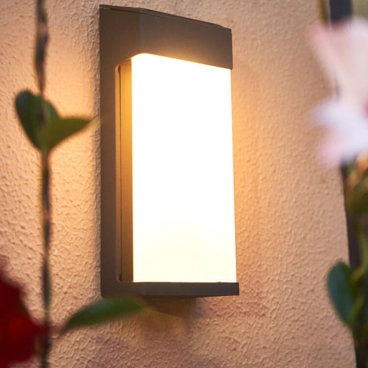 Robuste applique murale solaire LED au design industriel verre. Éclairage extérieur durable pour jardin.