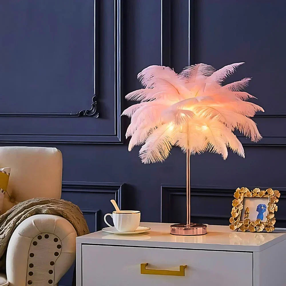 Lampe sur pied avec abat-jour en plumes d'autruche, élément de décoration intérieure chic et tendance.
