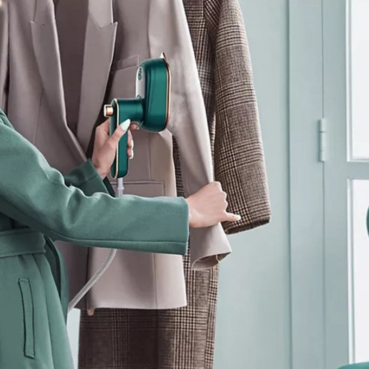 Mini fer vapeur compact SteamEase pour un repassage rapide à la maison ou en voyage. Anti-plis efficace pour textiles.