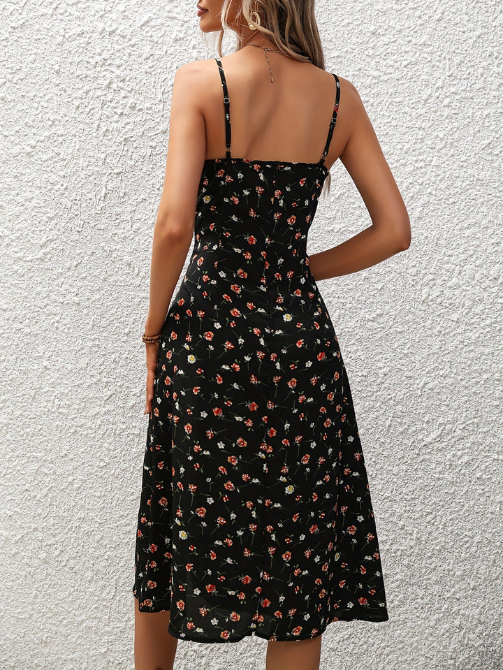 Femme posant en robe midi à pois, sans manches, avec fente latérale. Tenue élégante mode femme pour l'été.