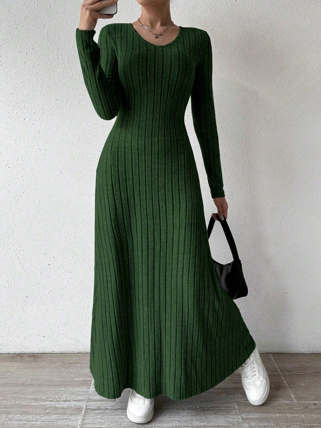 Robe ajustée côtelée en maille douce, mode femme élégante et chaude pour l'automne-hiver.