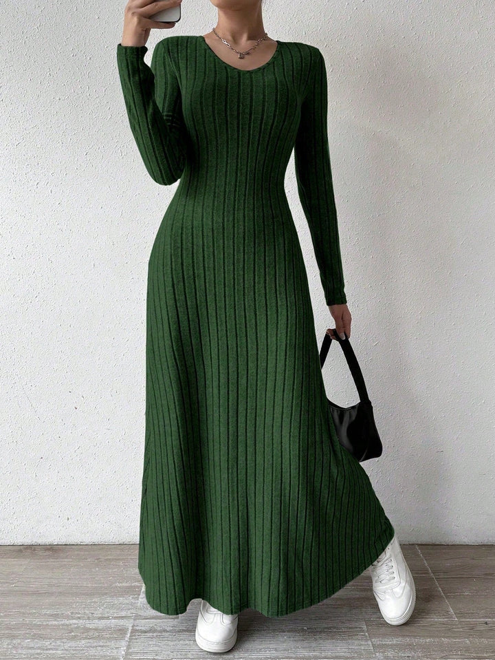 Robe ajustée côtelée en maille douce, mode femme élégante et chaude pour l'automne-hiver.