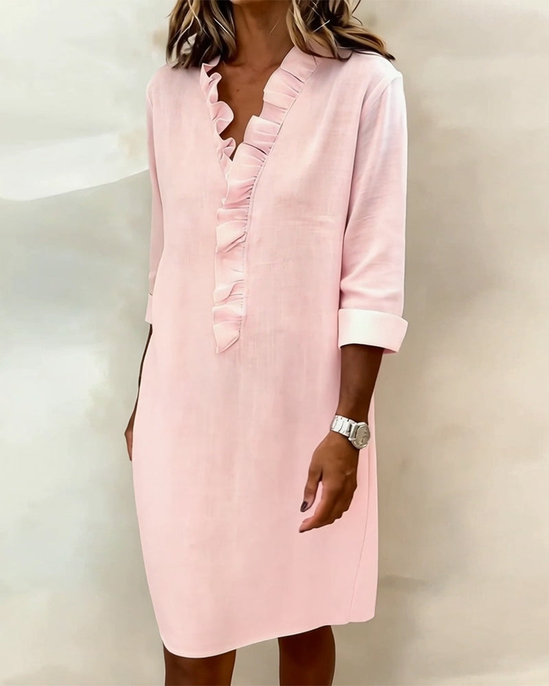 Confortable robe femme à volants, col V, coupe droite, style chic et décontracté.