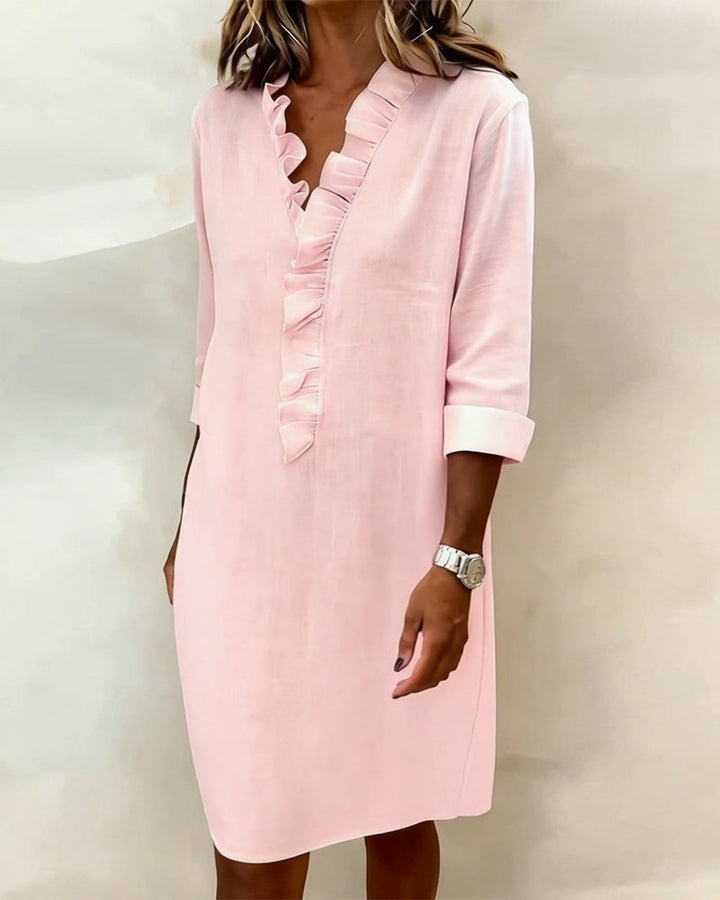 Confortable robe femme à volants, col V, coupe droite, style chic et décontracté.