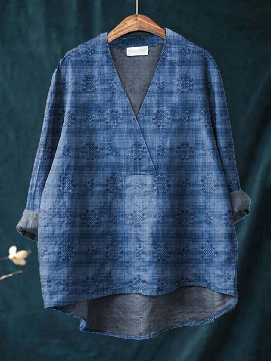 Blouse Cara femme à col V, broderie délicate, style chic et confortable pour l'été.