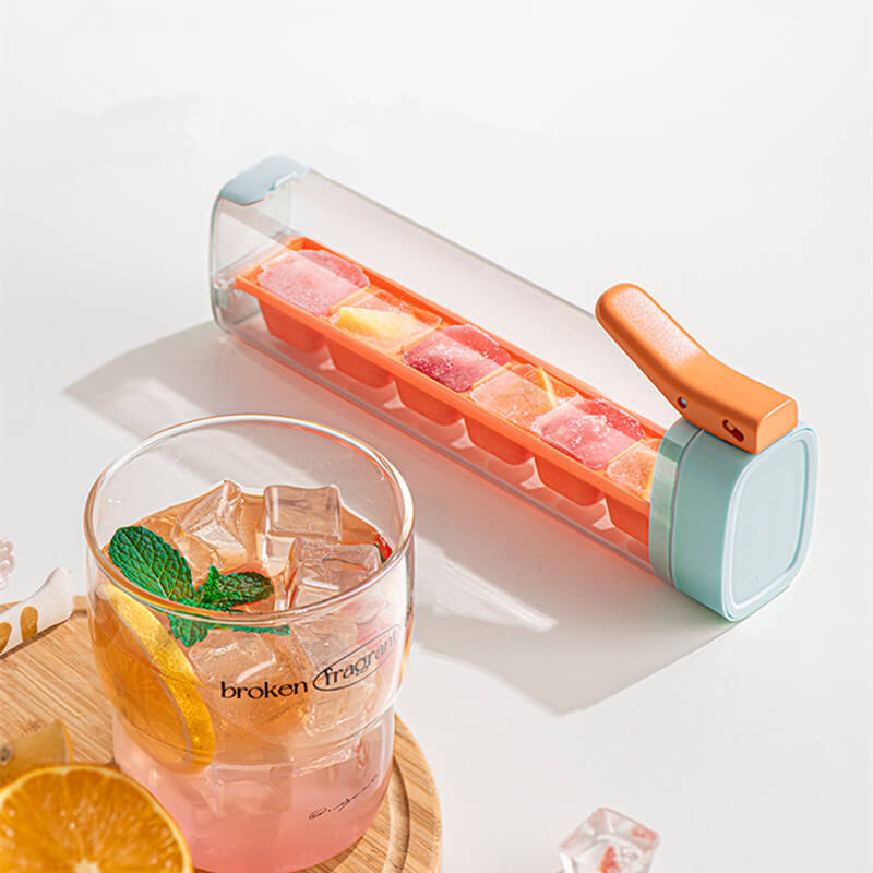Moule à glaçons FrostPulse sur un comptoir de cuisine. Ustensile pratique pour des boissons froides maison.