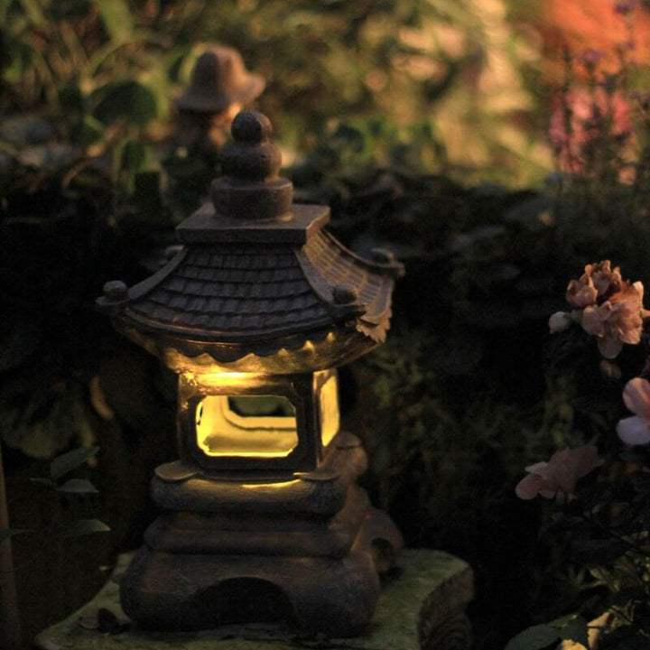 Lampe décorative solaire LED extérieure, design pagode zen effet pierre, lumière d'ambiance.