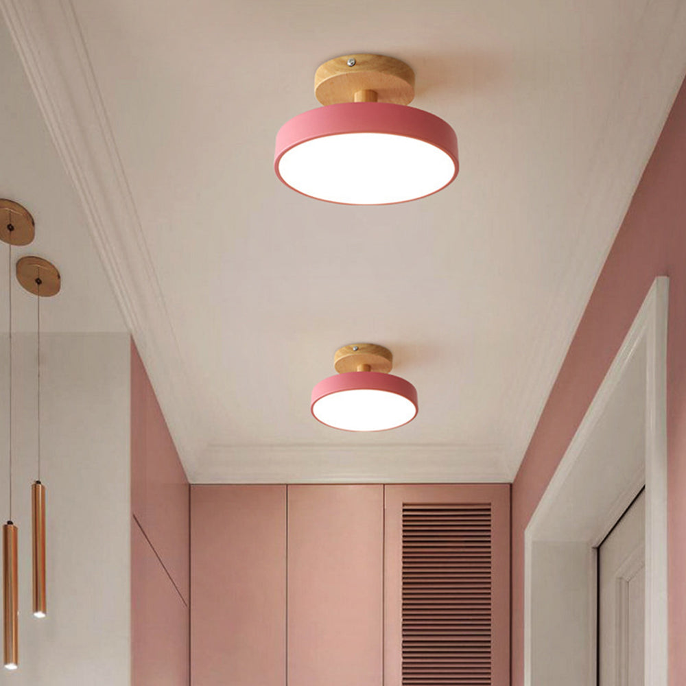 Lampe de plafond LED style scandinave. Bois et couleurs pastel.