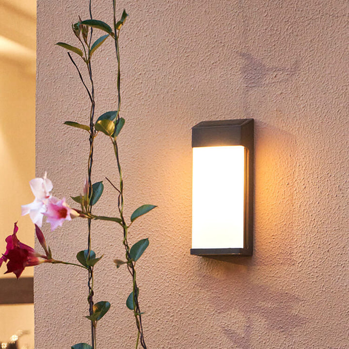 Applique murale solaire industrielle en verre pour éclairage de jardin. Lampe LED sans fil ambiance extérieure.