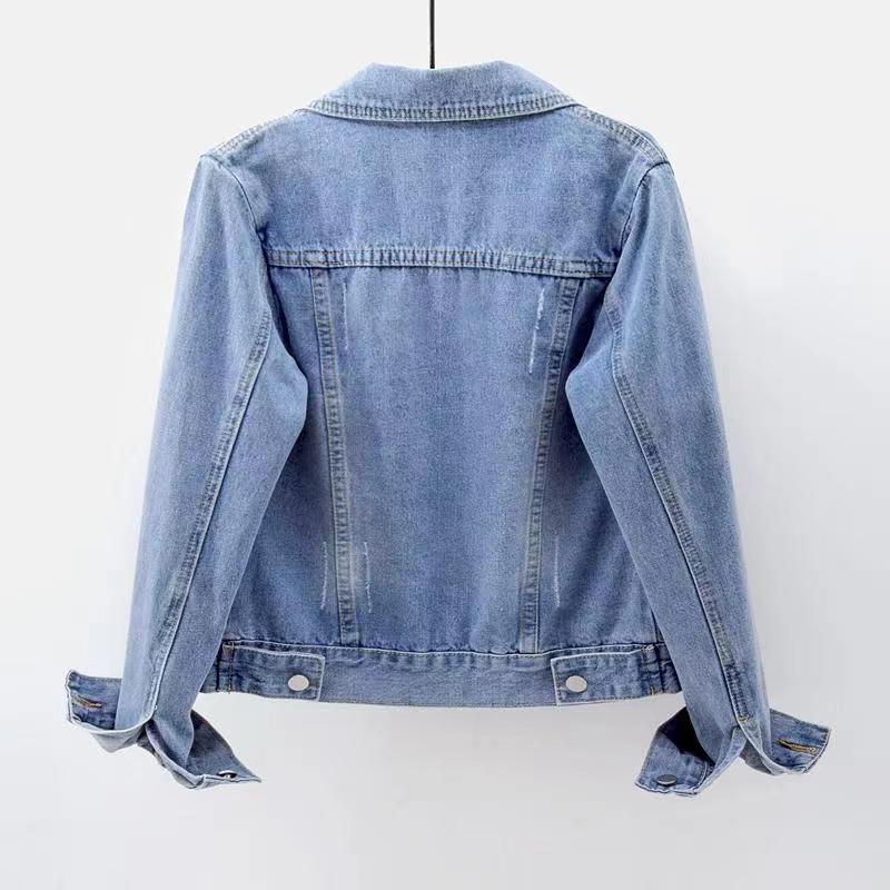 Veste en jean femme ajustée, délavage clair, coupe courte flatteuse, style casual chic moderne.