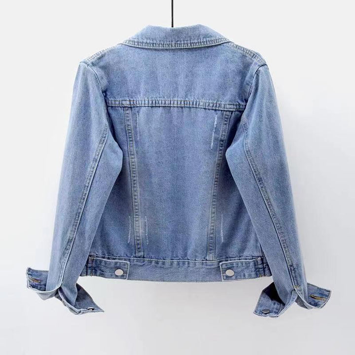 Veste en jean femme ajustée, délavage clair, coupe courte flatteuse, style casual chic moderne.