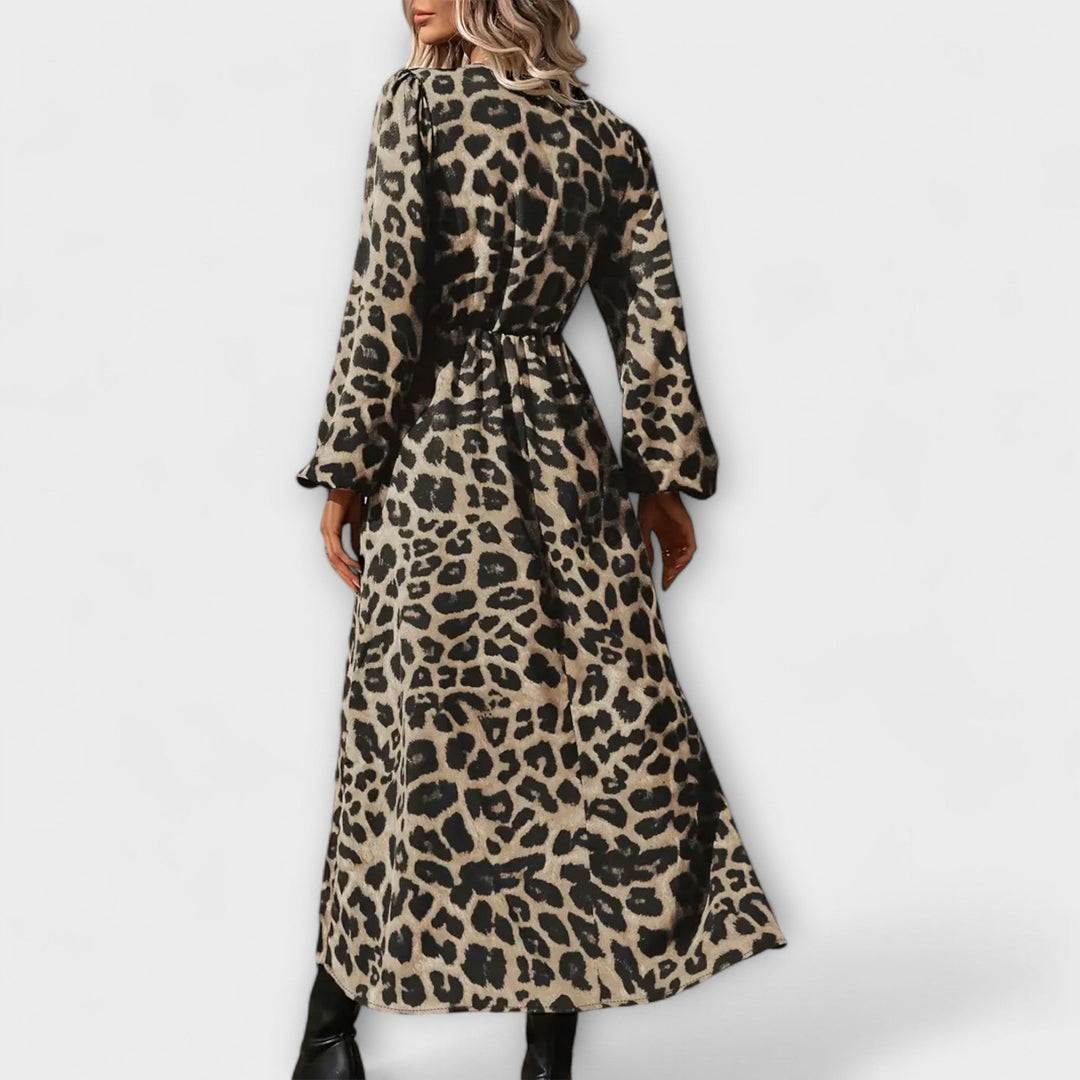 Robe léopard tendance pour femme, coupe polyvalente et élégante. Parfaite pour un look printanier chic.