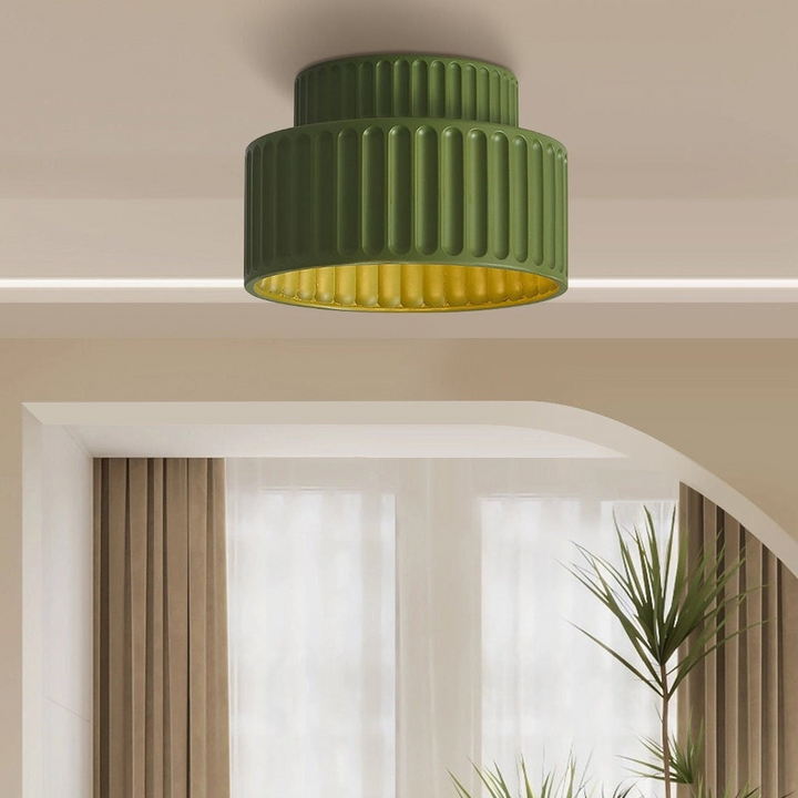 Plafonnier design moderne vert en céramique et résine. Éclairage minimaliste pour couloir ou entrée.
