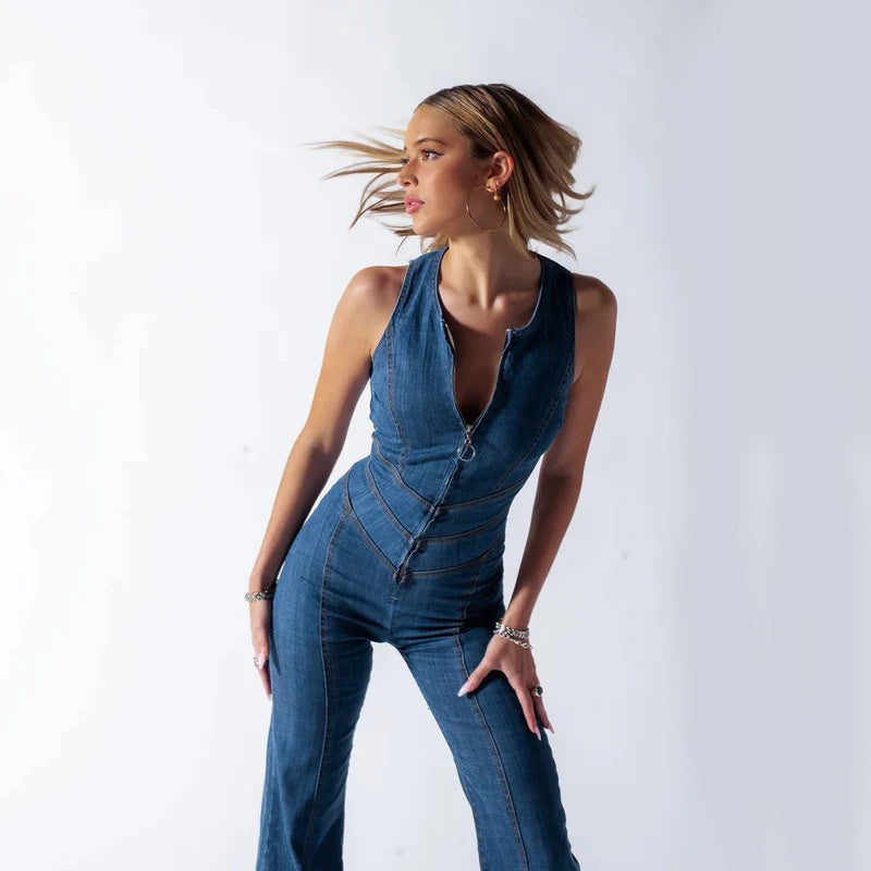 Combinaison femme bleue sans manches, fluide et élégante, avec zip moderne. Un must-have chic pour l'été.