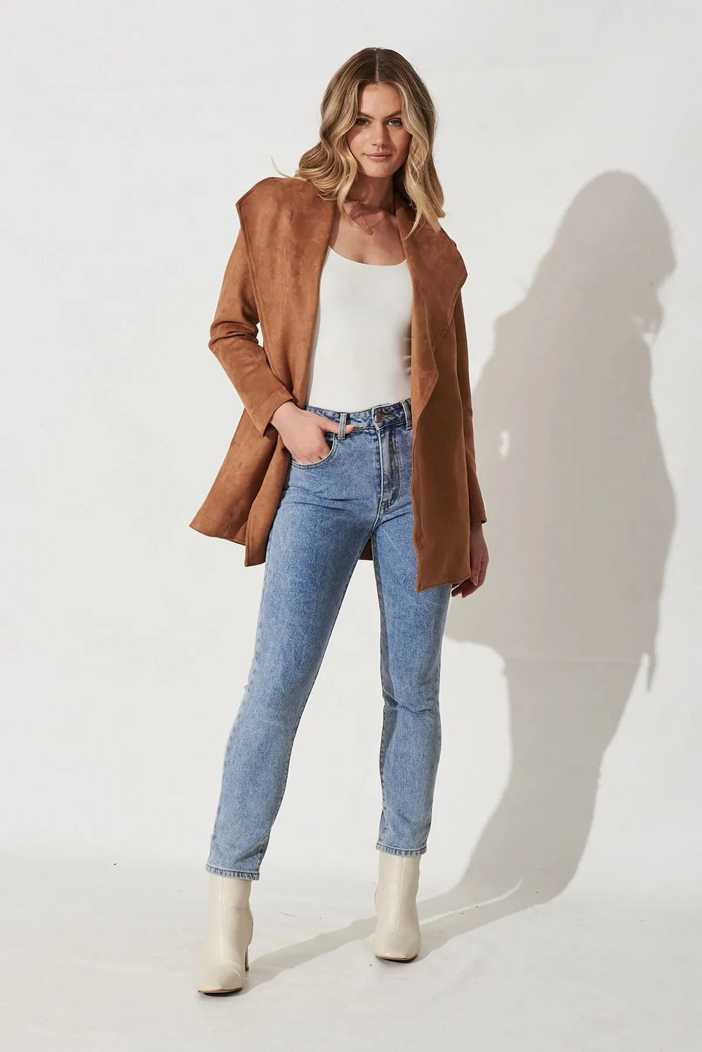 Veste femme ouverte chic et fluide pour printemps/automne, idéale pour une mode décontractée élégante.