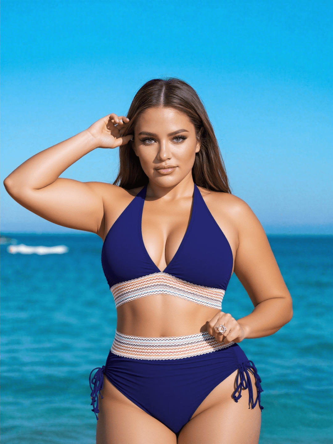 Femme portant un bikini taille haute sculptant sur la plage, mode estivale chic et tendance.