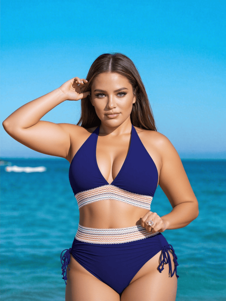 Femme portant un bikini taille haute sculptant sur la plage, mode estivale chic et tendance.
