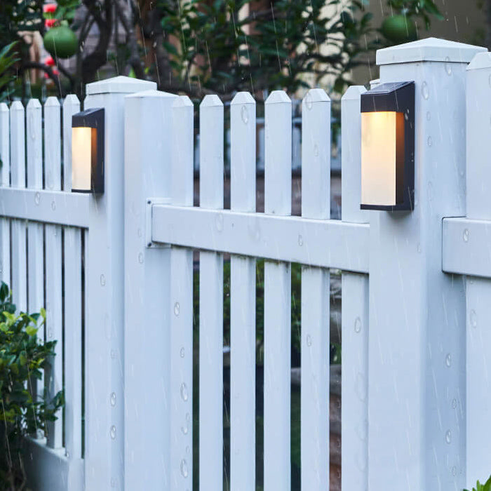 Applique solaire LED sans fil pour façade ou jardin. Style industriel verre, facile à installer.