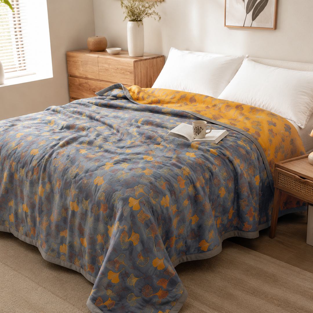 Literie moderne : couette réversible design feuilles de Ginkgo jaune et bleu. Créez une décoration de chambre naturelle et élégante.