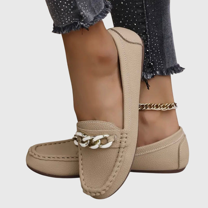 Chaussures femme : mocassins élégants noirs, bout rond et détail chaîne. Idéaux pour un look professionnel ou casual.