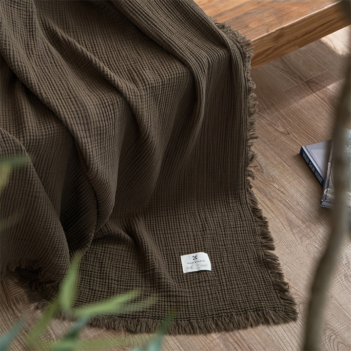 Jeté de lit OLIVEBREEZE en gaze de coton vert olive, doux, respirant et élégant pour votre intérieur.