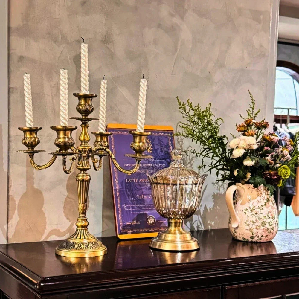Grand chandelier 5 bras en métal argenté, idéal pour une décoration de table luxe.