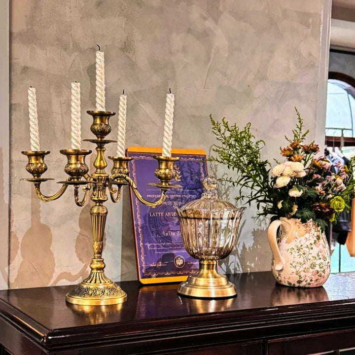 Grand chandelier 5 bras en métal argenté, idéal pour une décoration de table luxe.