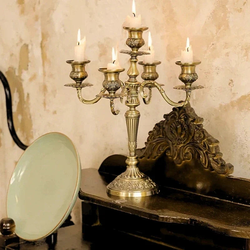 Chandelier de luxe argenté 5 bras, accessoire vintage pour décoration intérieure.