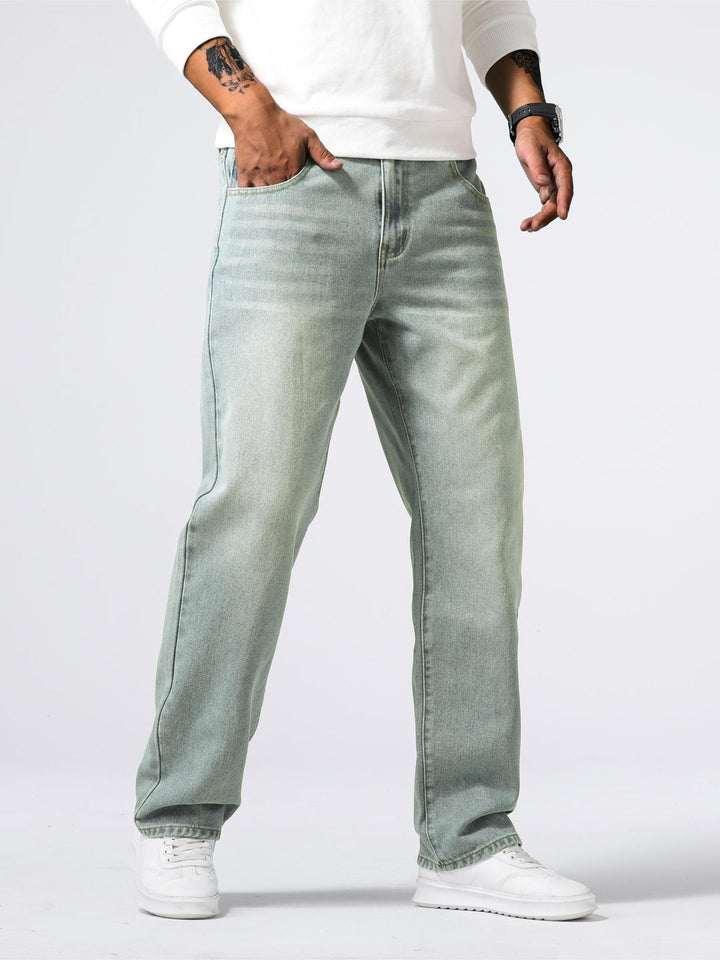Jeans homme coupe droite, décontracté et polyvalent, idéal pour la mode urbaine masculine.