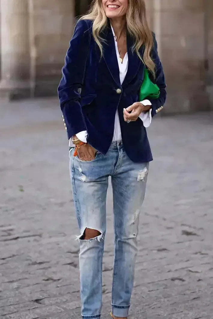 Blazer noir classique femme, coupe ajustée, essentiel style professionnel et élégant, polyvalent.