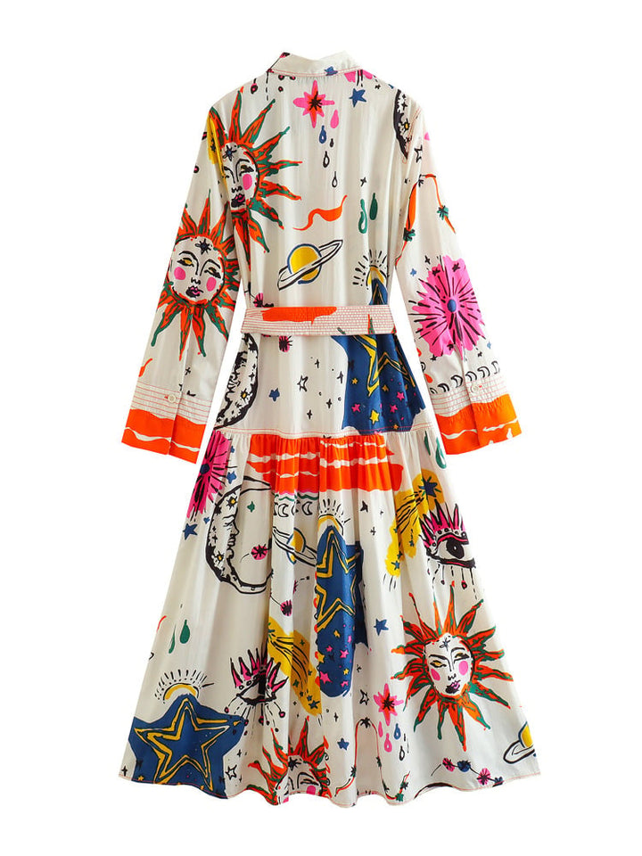 Détail de la robe longue imprimée. Motifs bohèmes chic, coupe chemise fluide pour femme.