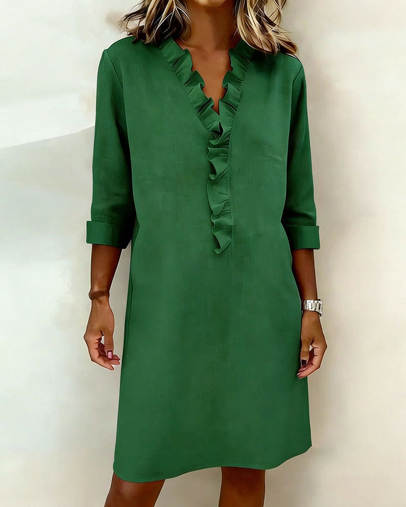 Élégante robe décontractée femme, col V, volants délicats, parfaite pour l'été.
