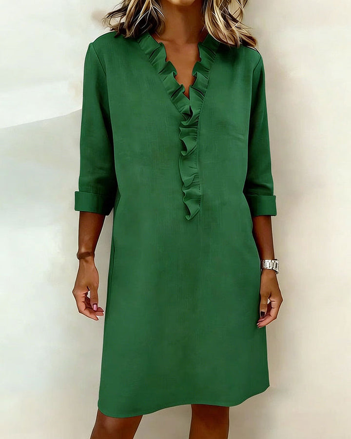 Élégante robe décontractée femme, col V, volants délicats, parfaite pour l'été.