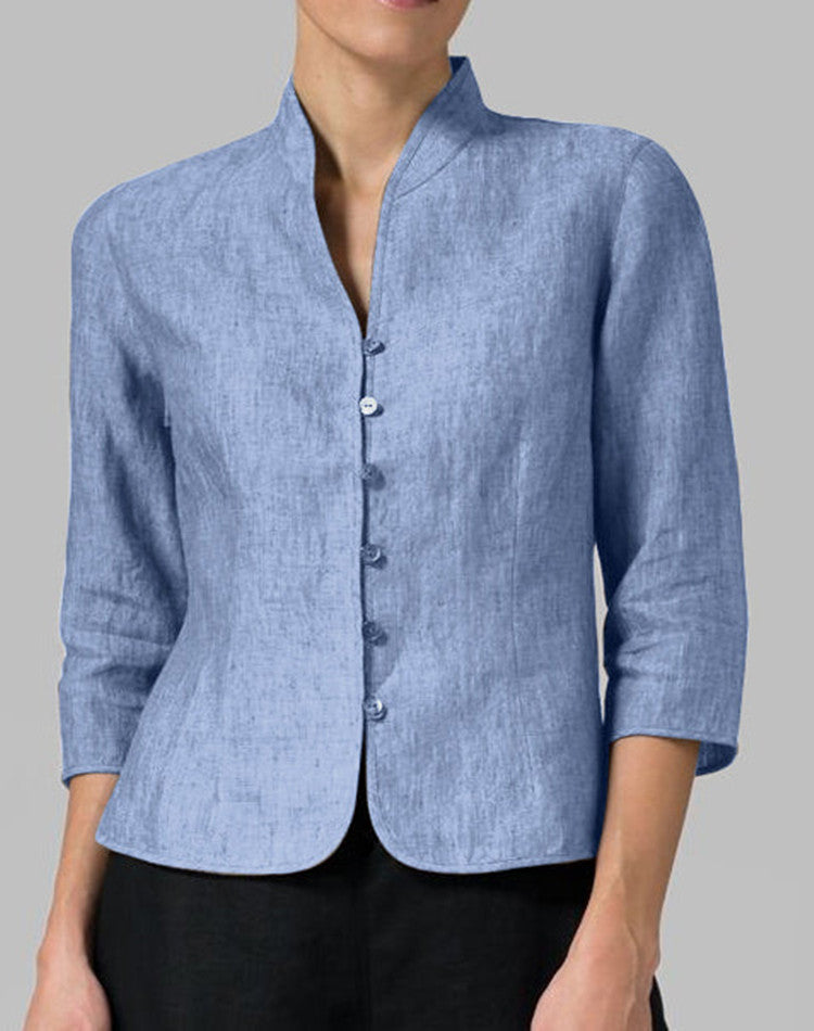 Blouse femme ajustée bleu clair, col montant, décolleté V, manches 3/4. Élégance pour bureau ou ville.