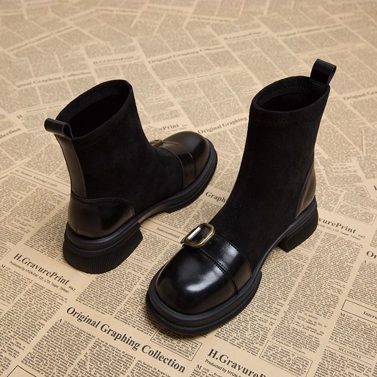 Bottines femme urbaines marron café avec boucle latérale, parfaites pour l'automne et l'hiver, style mode.
