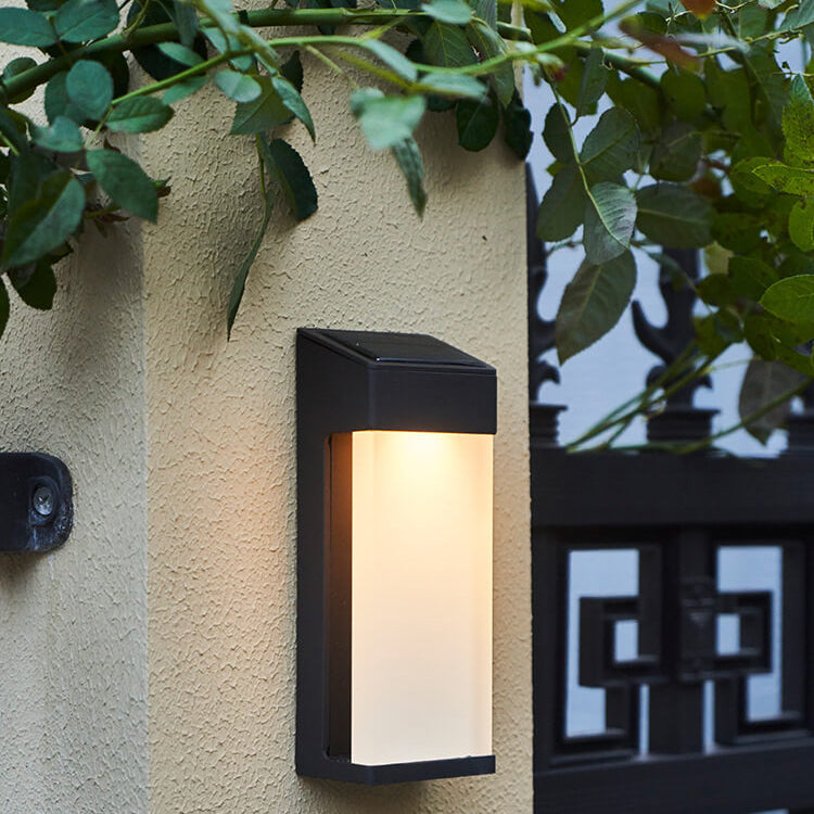 Lampe solaire extérieure en verre style industriel. Idéale pour décorer et éclairer un jardin ou une façade.