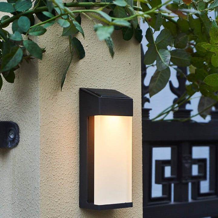 Lampe solaire extérieure en verre style industriel. Idéale pour décorer et éclairer un jardin ou une façade.