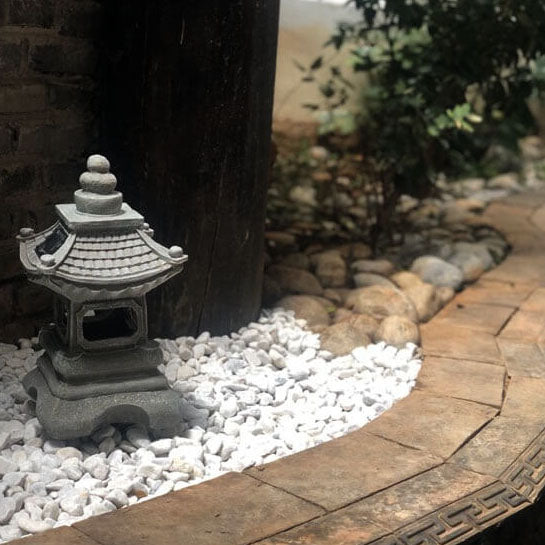 Pagode lumineuse solaire LED, effet pierre, pour décorer le jardin. Style zen extérieur unique.