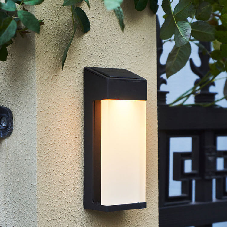 Économie d'énergie avec cette applique solaire industrielle en verre. Lampe LED sans fil pour extérieur.