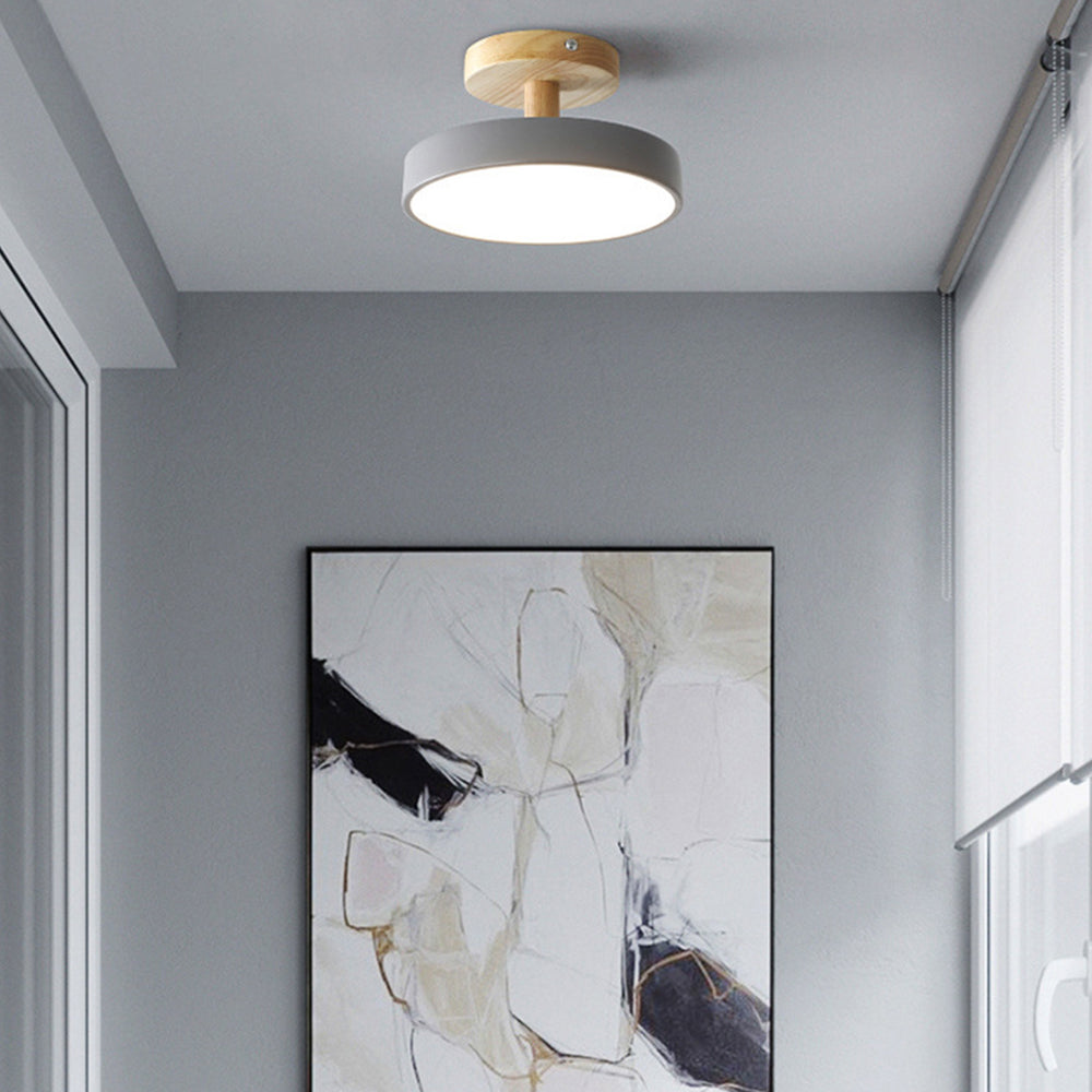 Éclairage LED plafond. Design pastel et bois naturel scandinave.